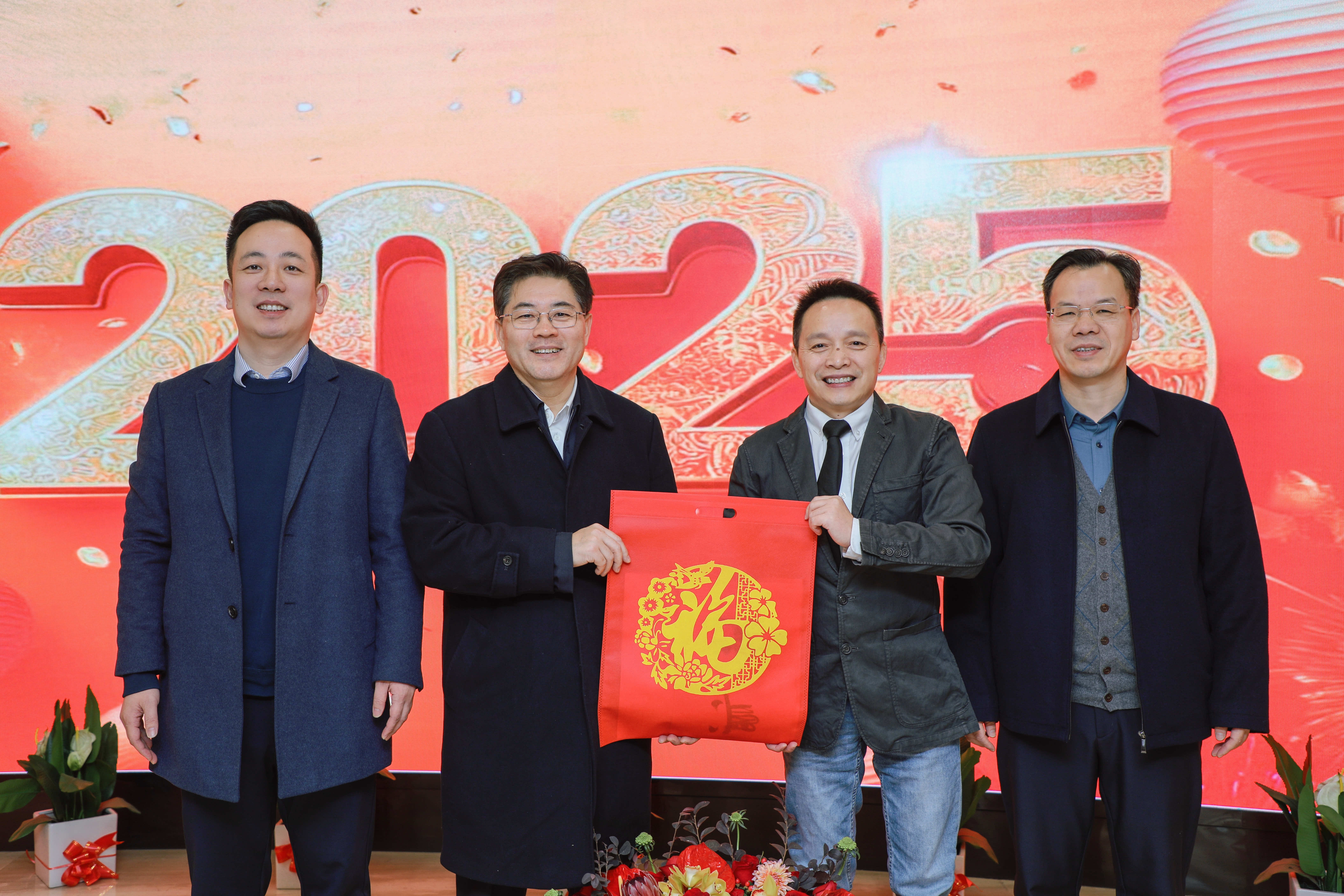 省委统战部部长隋忠诚一行到盐津铺子开展春节走访慰问 省委统战部部长隋忠诚一行到盐津铺子开展春节走访慰问