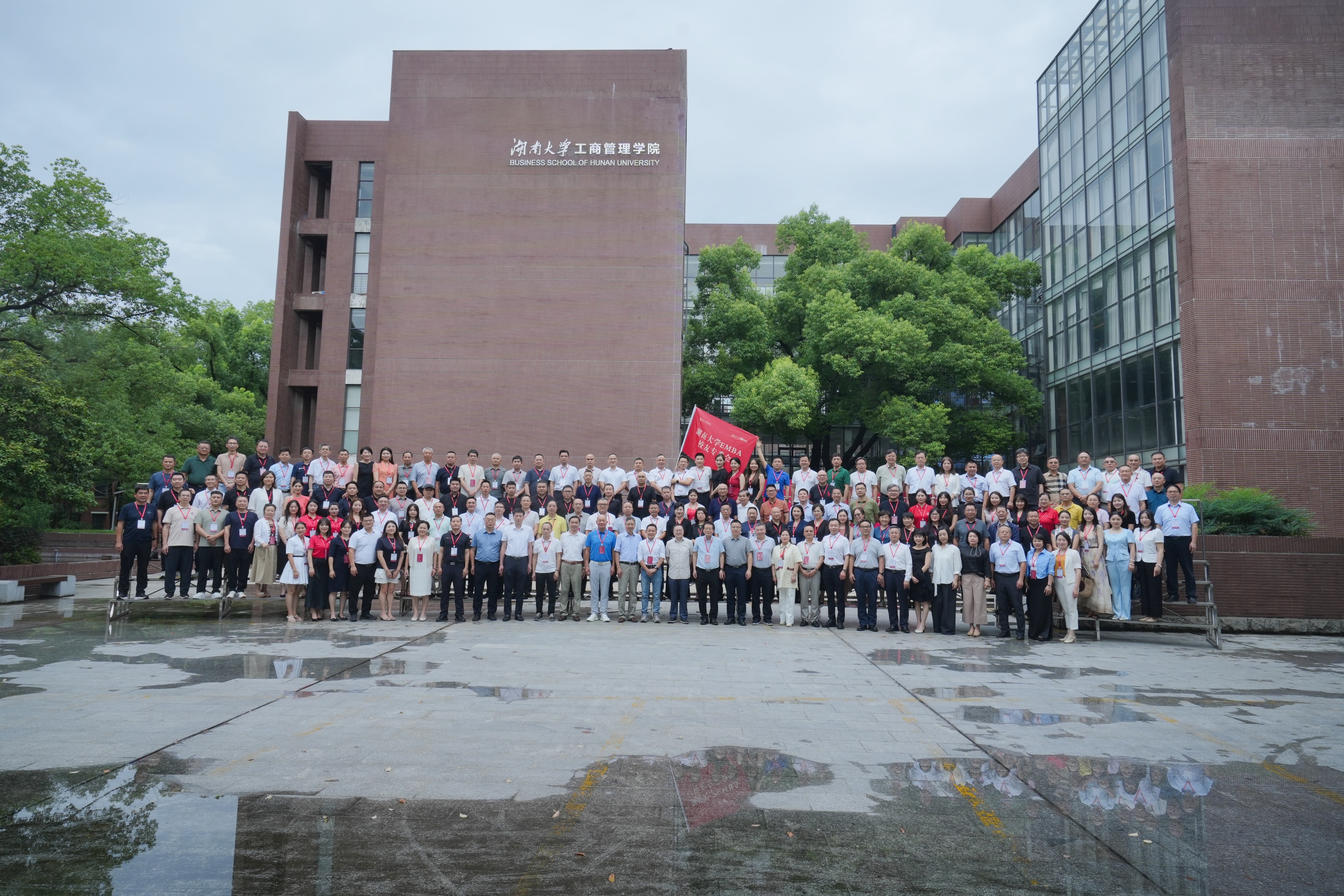 盐津铺子张学武当选湖南大学emba校友专委会首届理事会会长 盐津铺子张学武当选湖南大学emba校友专委会首届理事会会长