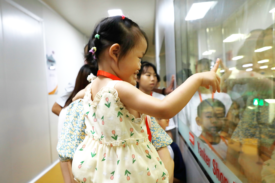 萌娃探班!2025盐津铺子员工家人开放日活动正式举行 萌娃探班!2025盐津铺子员工家人开放日活动正式举行