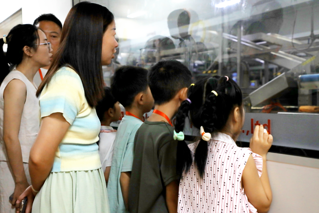 萌娃探班!2025盐津铺子员工家人开放日活动正式举行 萌娃探班!2025盐津铺子员工家人开放日活动正式举行