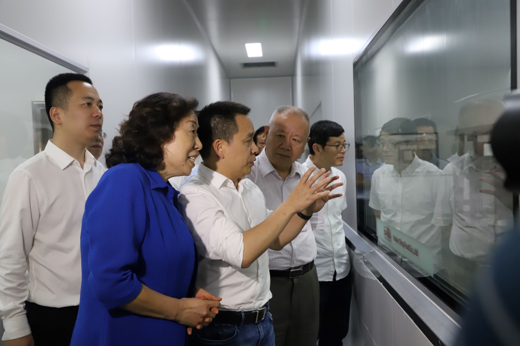 湖南省人大常委会党组书记、副主任刘莲玉调研盐津铺子 湖南省人大常委会党组书记、副主任刘莲玉调研盐津铺子