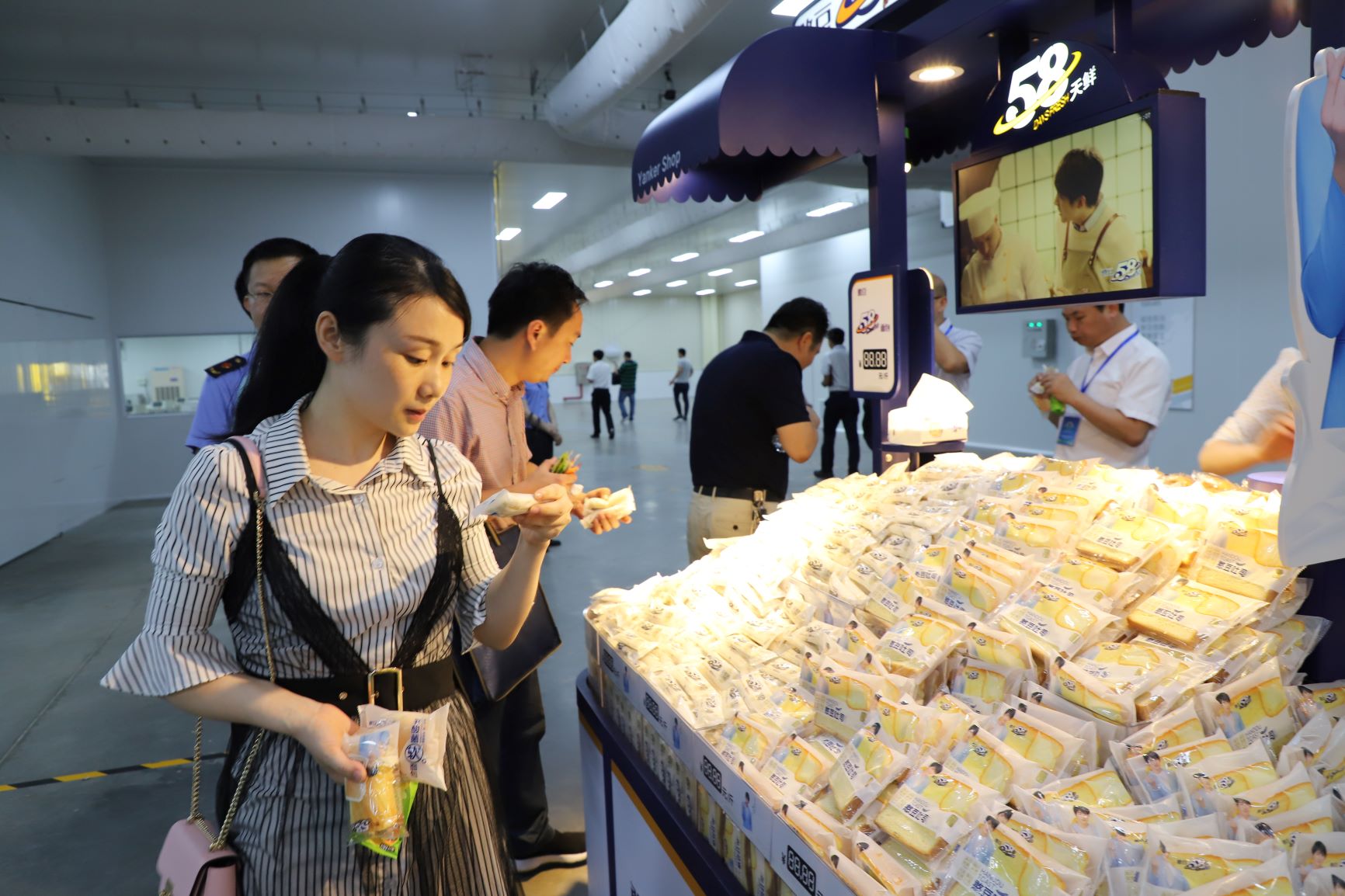 2019年全国食品安全宣传周“双安双创”现场会观摩盐津铺子 2019年全国食品安全宣传周“双安双创”现场会观摩盐津铺子