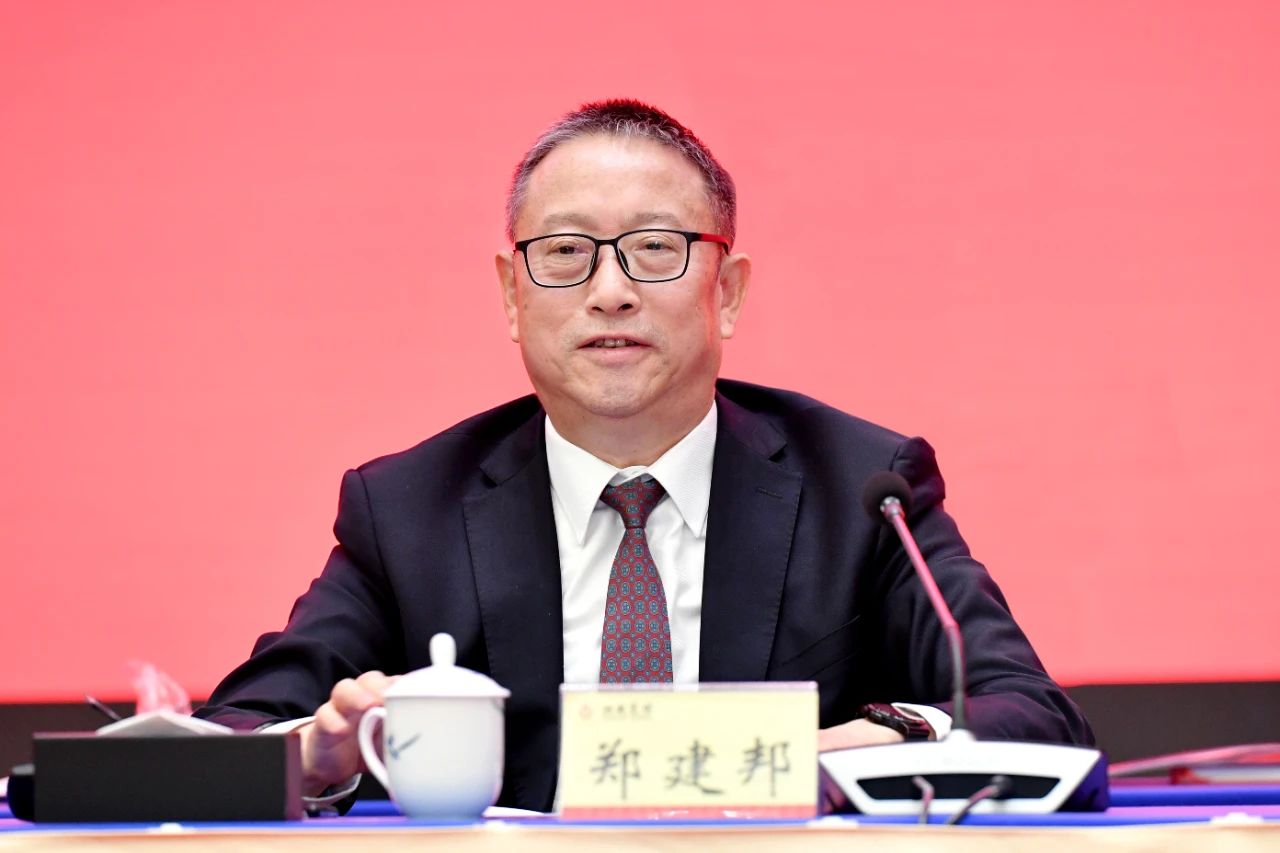 郑建邦授予盐津铺子湖南民革企业家联谊会会长单位 郑建邦授予盐津铺子湖南民革企业家联谊会会长单位