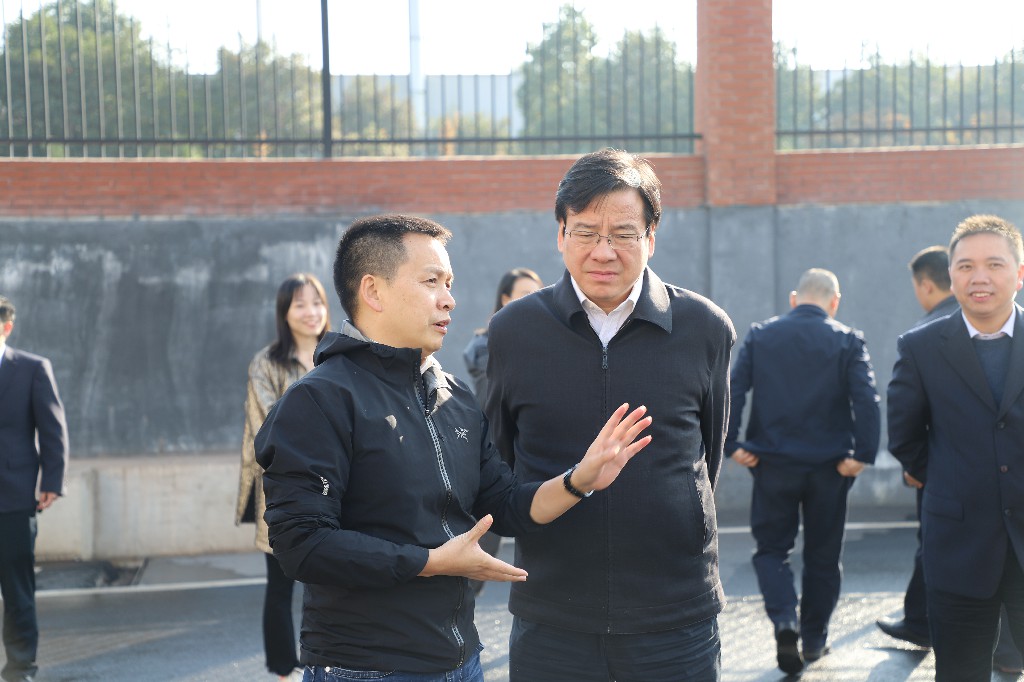 省政协副主席、省工商联主席张健来盐津铺子调研