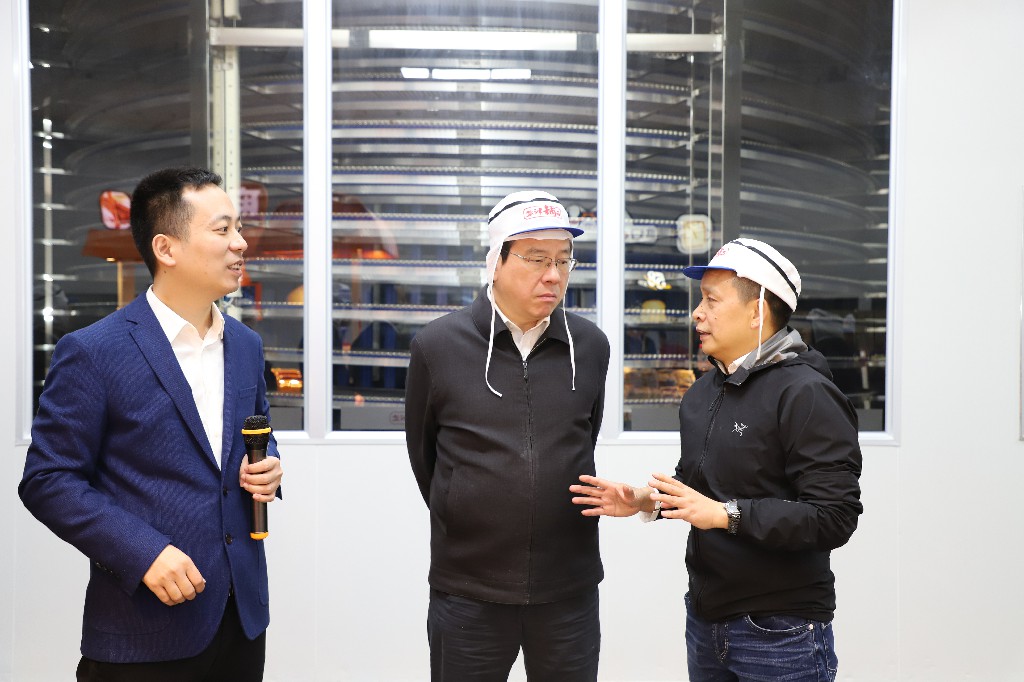 省政协副主席、省工商联主席张健来盐津铺子调研