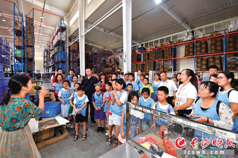 长沙晚报“一家老小看智能制造”第二站走进盐津铺子 长沙晚报“一家老小看智能制造”第二站走进盐津铺子