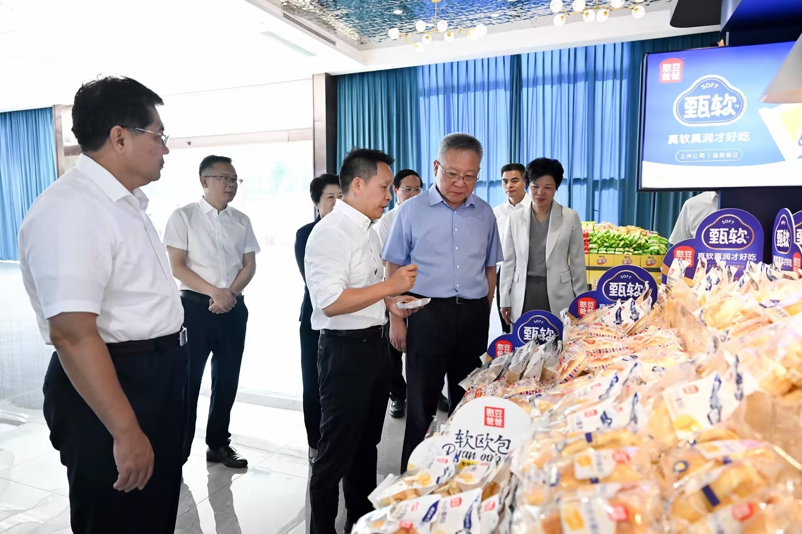 湖南省委书记沈晓明到盐津铺子调研 湖南省委书记沈晓明到盐津铺子调研