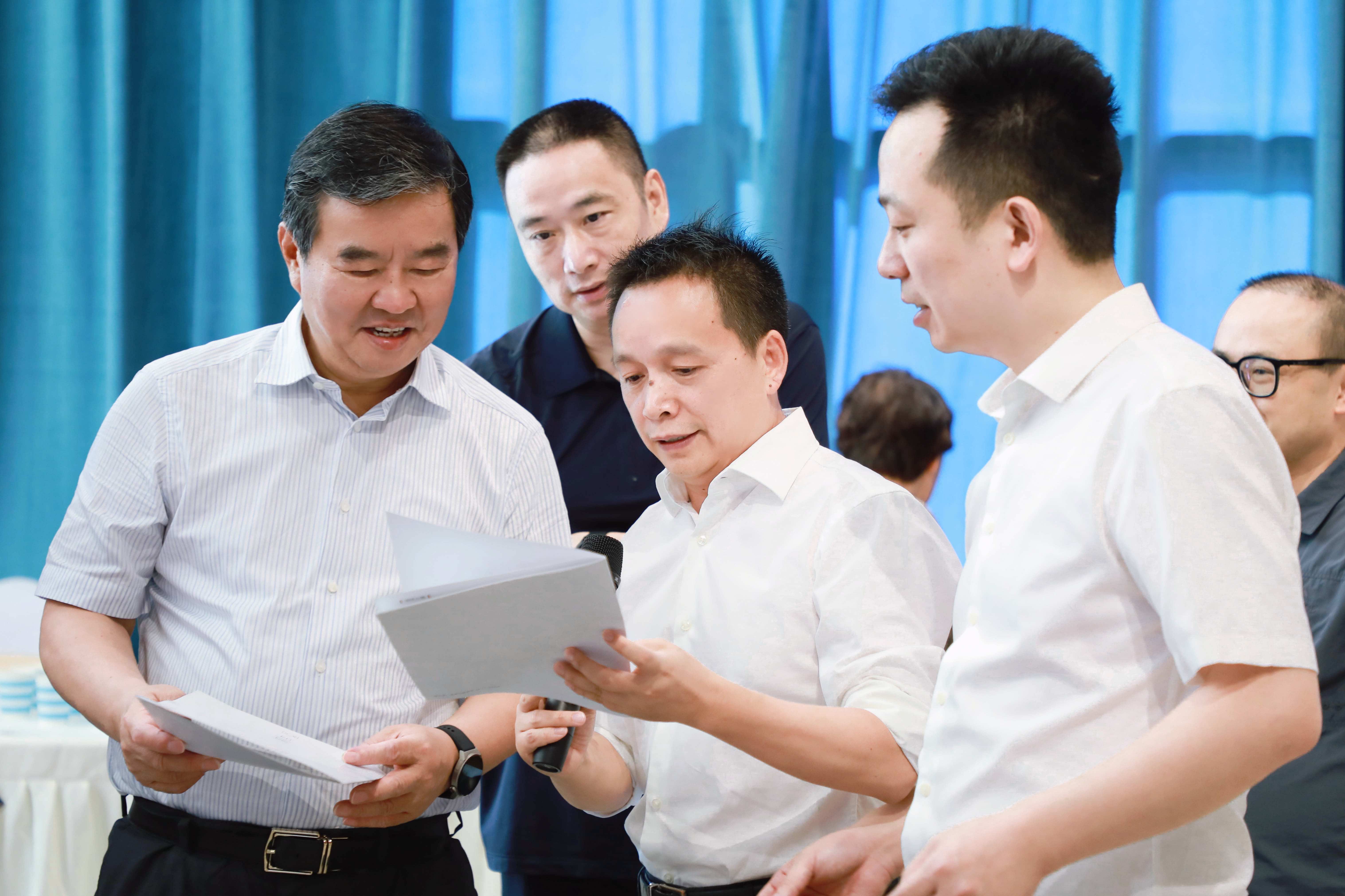 何报翔率民革中央调研组来盐津铺子视察 何报翔率民革中央调研组来盐津铺子视察