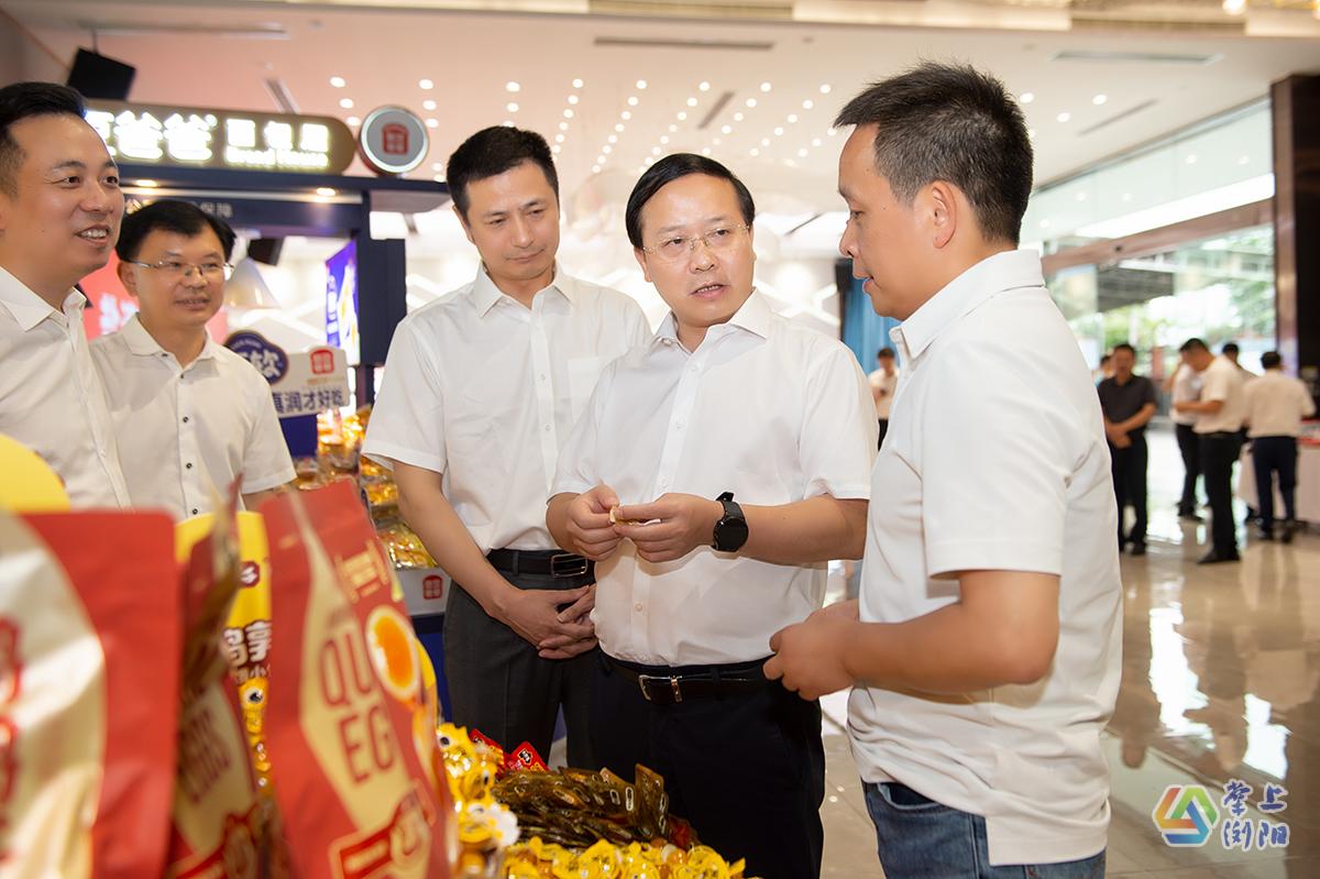 长沙市委常委、浏阳市委书记肖正波调研盐津铺子 长沙市委常委、浏阳市委书记肖正波调研盐津铺子