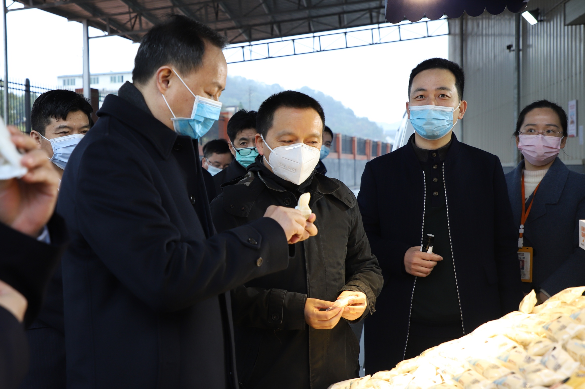 长沙市委副书记、代市长郑建新调研盐津铺子 长沙市委副书记、代市长郑建新调研盐津铺子