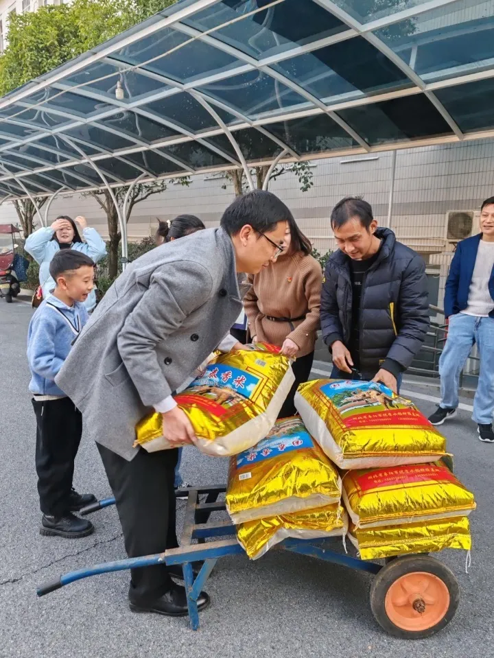 津彩纷呈 喜迎新春:盐津党委2025新春慰问系列活动 津彩纷呈 喜迎新春:盐津党委2025新春慰问系列活动