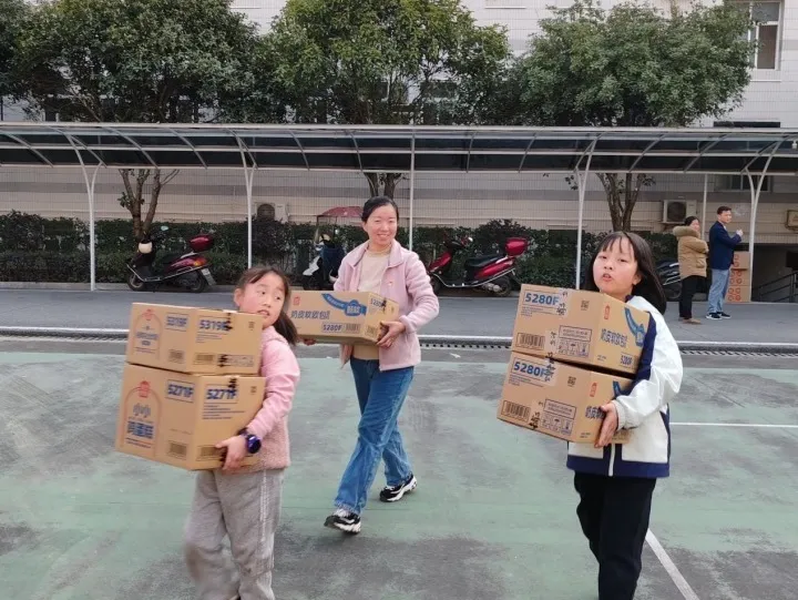 津彩纷呈 喜迎新春:盐津党委2025新春慰问系列活动 津彩纷呈 喜迎新春:盐津党委2025新春慰问系列活动