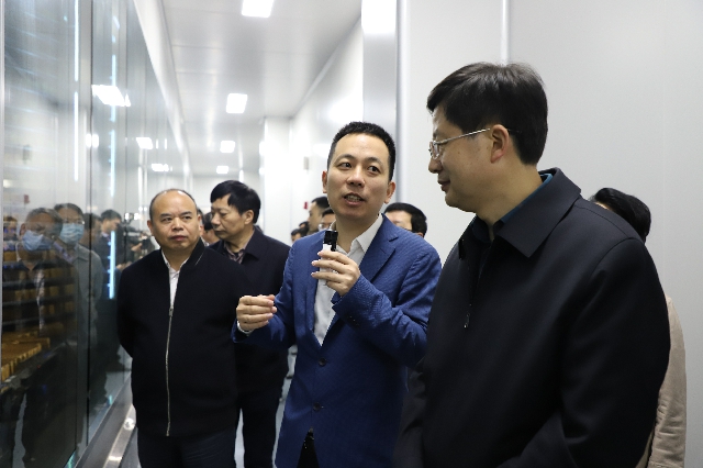 长沙市人大常委会党组书记、主任谢卫东调研盐津铺子 长沙市人大常委会党组书记、主任谢卫东调研盐津铺子