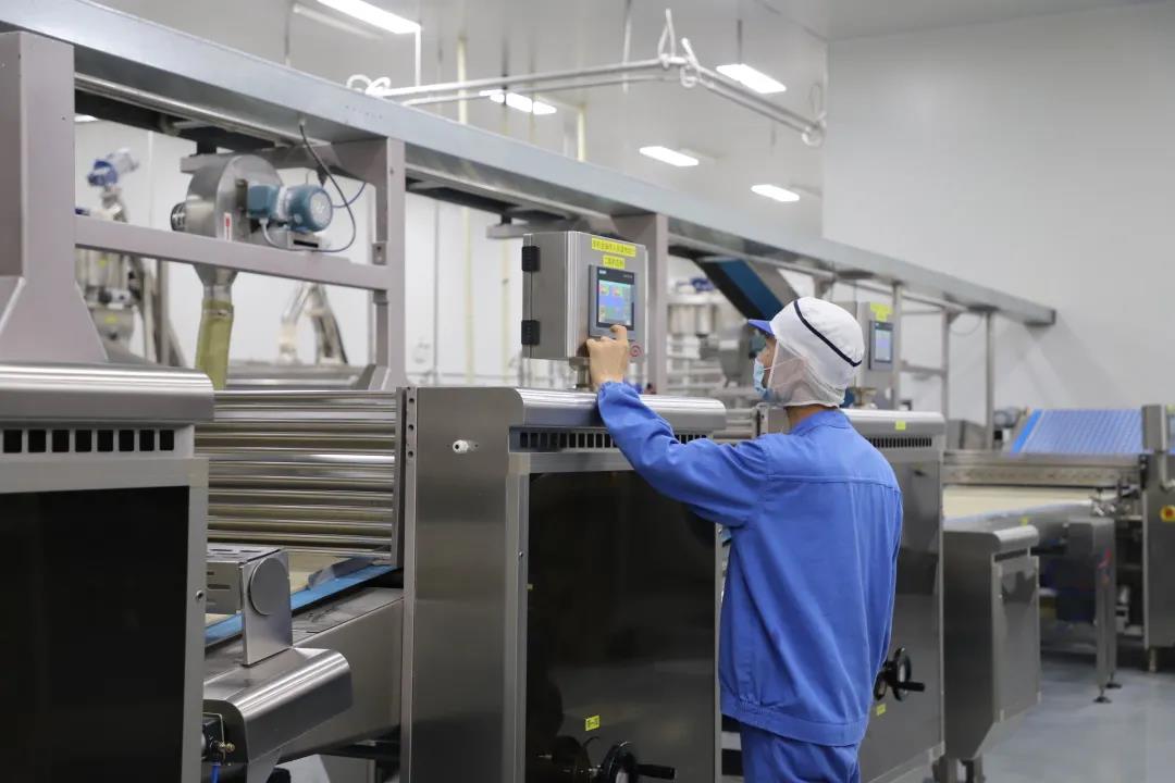 长沙市委常委、浏阳市委书记朱东铁率队调研盐津铺子 长沙市委常委、浏阳市委书记朱东铁率队调研盐津铺子