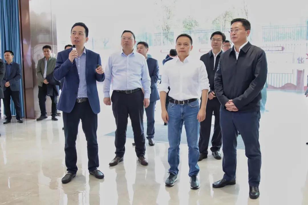 长沙市委常委、浏阳市委书记朱东铁率队调研盐津铺子 长沙市委常委、浏阳市委书记朱东铁率队调研盐津铺子